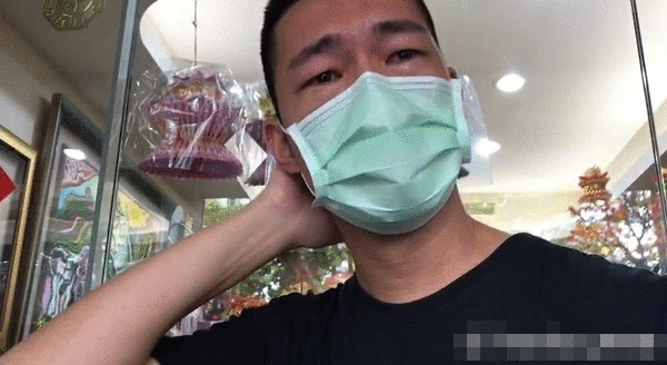 黄鸿升设灵首日众星悼念，黄爸爸鞠躬感谢，悲