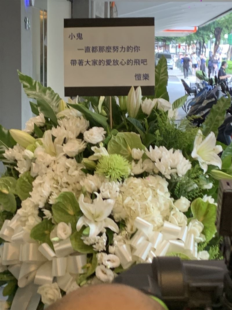 黄鸿升设灵首日众星悼念，黄爸爸鞠躬感谢，悲