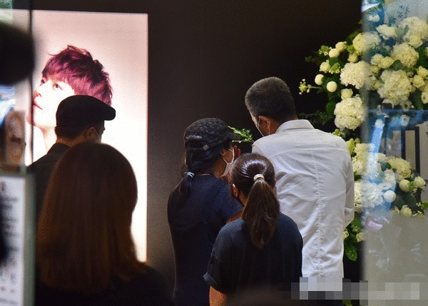 黄鸿升设灵首日众星悼念，黄爸爸鞠躬感谢，悲