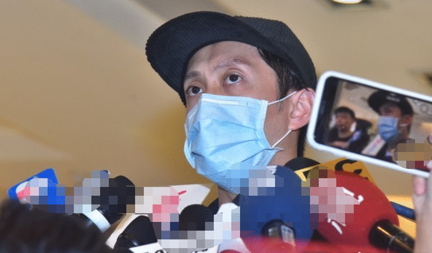 黄鸿升设灵首日众星悼念，黄爸爸鞠躬感谢，悲