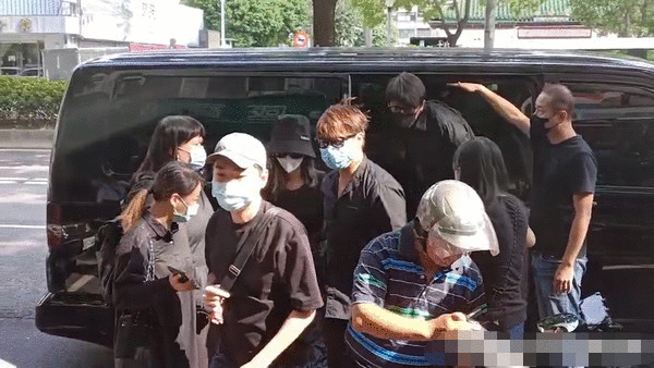 黄鸿升设灵首日众星悼念，黄爸爸鞠躬感谢，悲