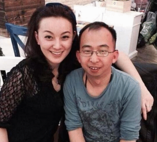 身材矮小演丑角20年，逆袭娶貌美娇妻，今成《最