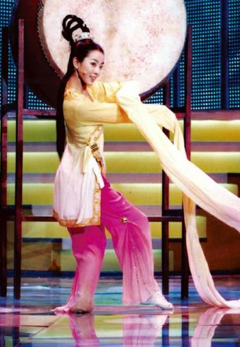 7次主持春晚,却被23岁新人“代替”了位置,李