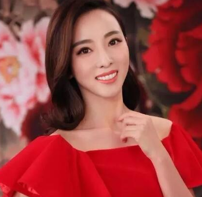 7次主持春晚,却被23岁新人“代替”了位置,李