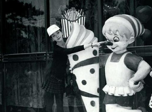 7次主持春晚,却被23岁新人“代替”了位置,李