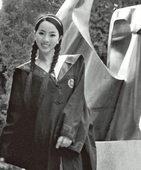 7次主持春晚,却被23岁新人“代替”了位置,李