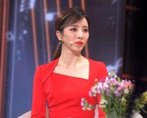 7次主持春晚,却被23岁新人“代替”了位置,李