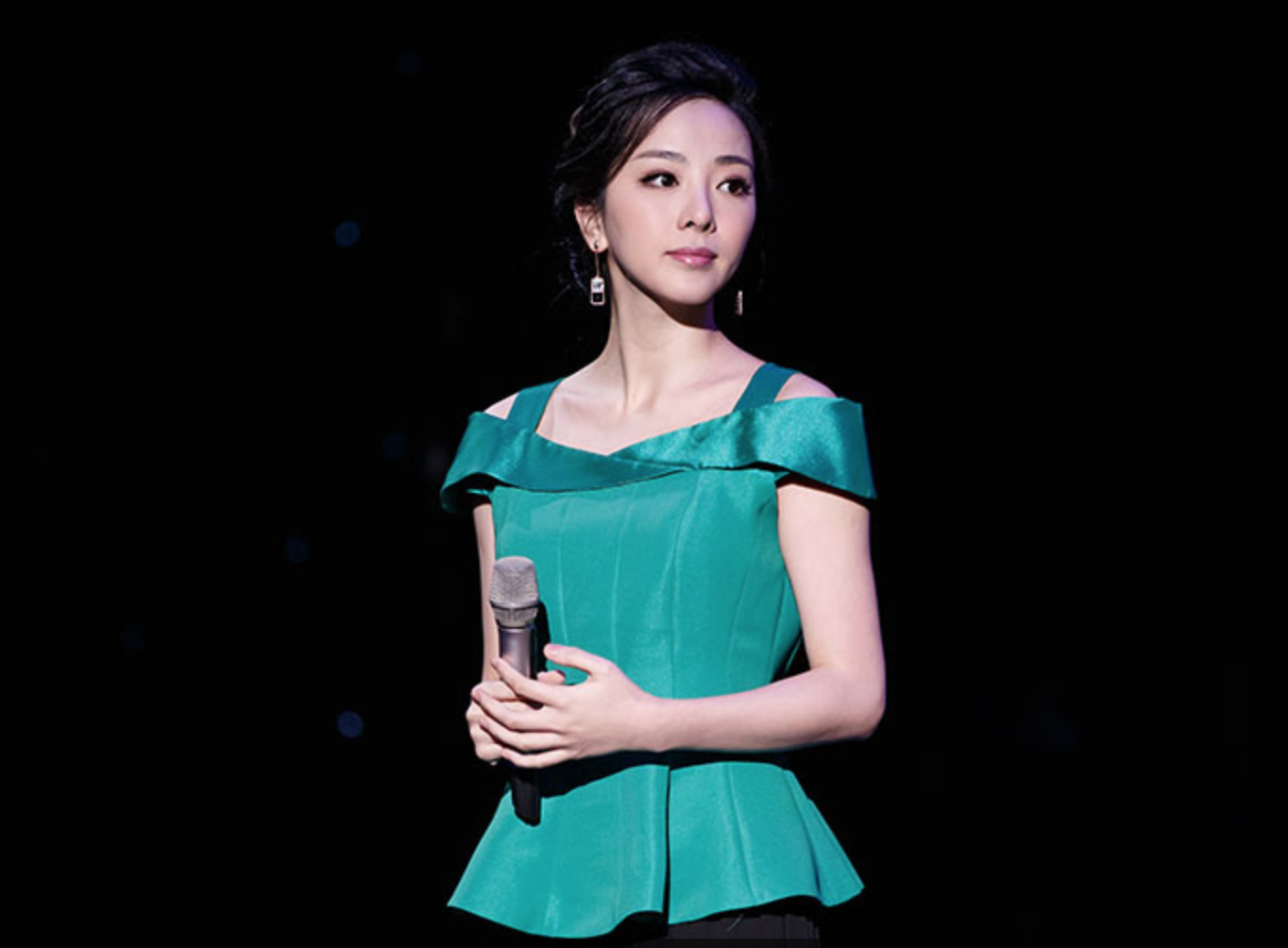 7次主持春晚,却被23岁新人“代替”了位置,李