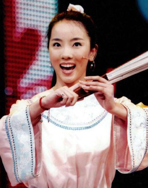 7次主持春晚,却被23岁新人“代替”了位置,李