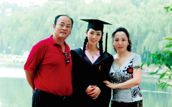 7次主持春晚,却被23岁新人“代替”了位置,李