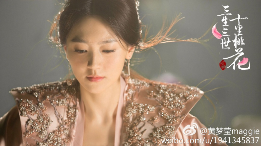 “盗墓”女主角都要穿深色背心?黄梦莹穿搭另