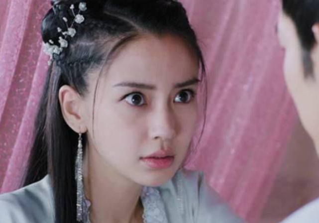 baby哭戏登热搜榜首,“微笑唇”阻碍了她的演技