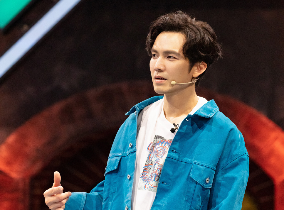 《街舞3》王一博直面土味情话,被撩后耳朵通红