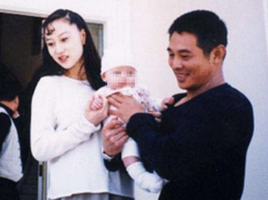 31年前他为娶利智“放弃原配”，31年后他又给了