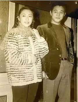 31年前他为娶利智“放弃原配”，31年后他又给了