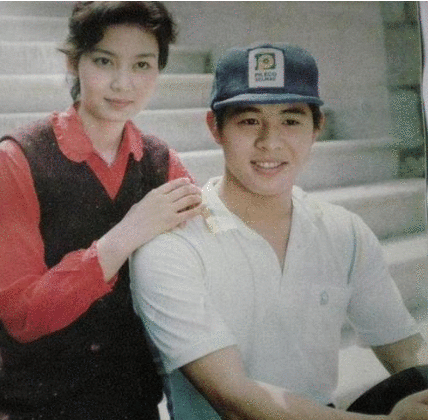 31年前他为娶利智“放弃原配”，31年后他又给了