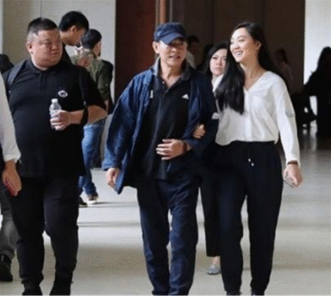 31年前他为娶利智“放弃原配”，31年后他又给了