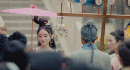 “林有有”疑恋情曝光,与神秘男当街搂抱,被