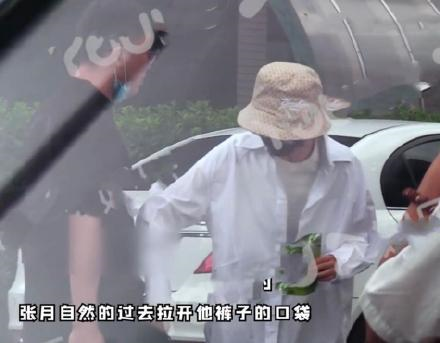 “林有有”疑恋情曝光,与神秘男当街搂抱,被