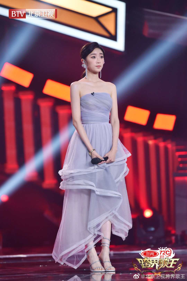 “林有有”疑恋情曝光,与神秘男当街搂抱,被