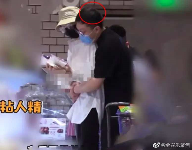 “林有有”疑恋情曝光,与神秘男当街搂抱,被