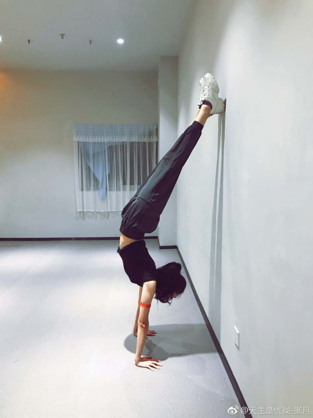 “林有有”疑恋情曝光,与神秘男当街搂抱,被