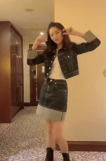 “林有有”疑恋情曝光,与神秘男当街搂抱,被