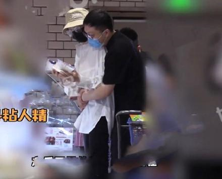 “林有有”疑恋情曝光,与神秘男当街搂抱,被