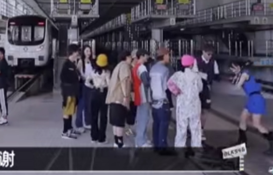 郑爽对吴亦凡很上心?上节目大胆撩加暗示,贴