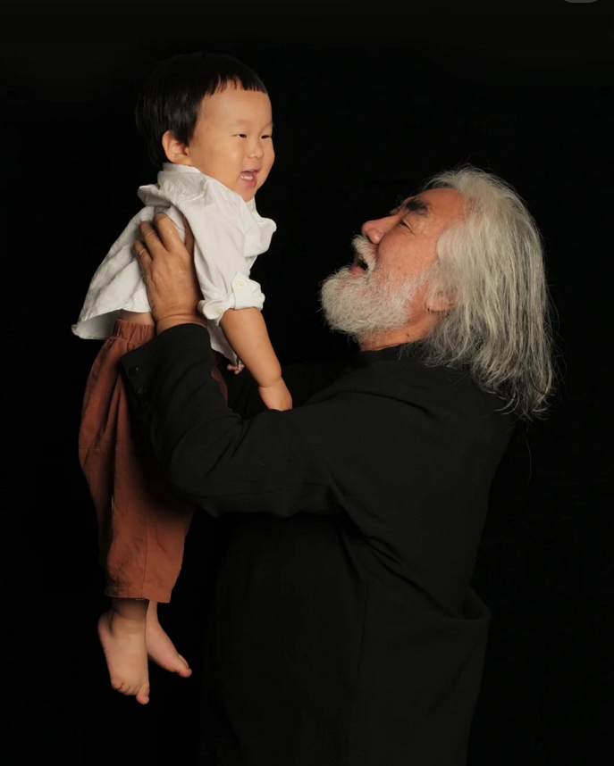 69岁张纪中每晚哄娃不喊累,娇妻频晒幸福大赞体