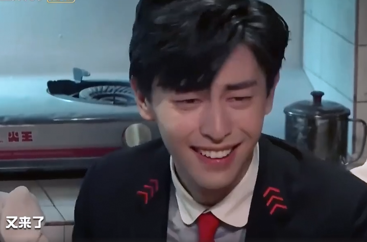 《密室逃脱》邓伦被“摸脚”,眼眶泛红头发炸