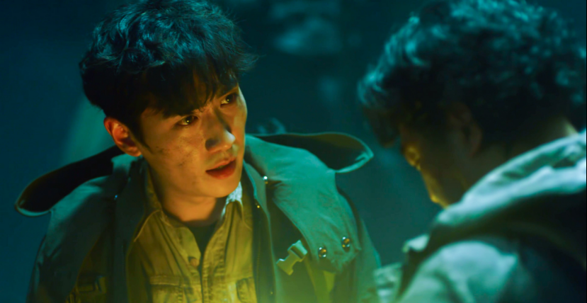 “盗墓”女主角都要穿深色背心?黄梦莹穿搭另