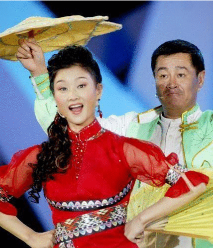 54岁宋祖英罕曝光,脸色憔悴发福明显,与往日优