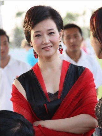 54岁宋祖英罕曝光,脸色憔悴发福明显,与往日优