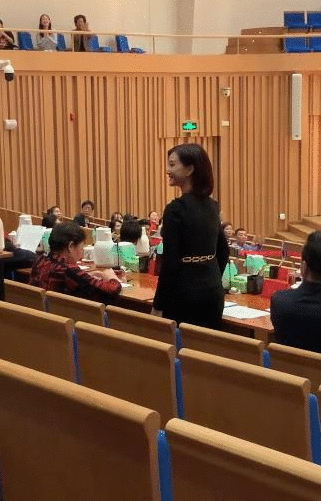 54岁宋祖英罕曝光,脸色憔悴发福明显,与往日优