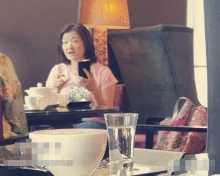 54岁宋祖英罕曝光,脸色憔悴发福明显,与往日优