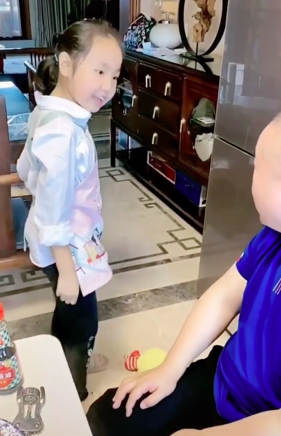 《乡爱》刘能晒小女儿近照,五官神似爸爸,2