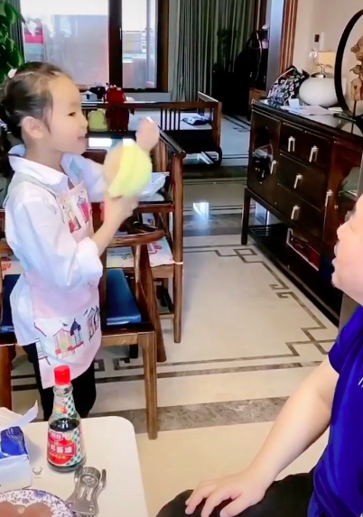 《乡爱》刘能晒小女儿近照,五官神似爸爸,2