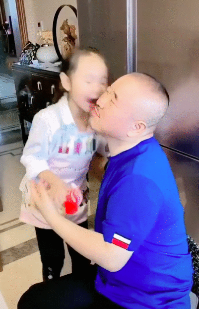 《乡爱》刘能晒小女儿近照,五官神似爸爸,2