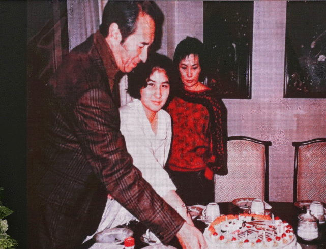 赌王出殡,林青霞现身灵堂拜别,刘德华花牌落