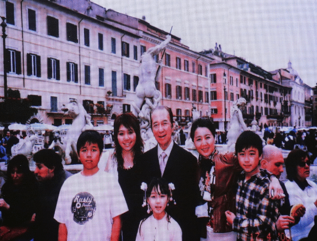 赌王出殡,林青霞现身灵堂拜别,刘德华花牌落