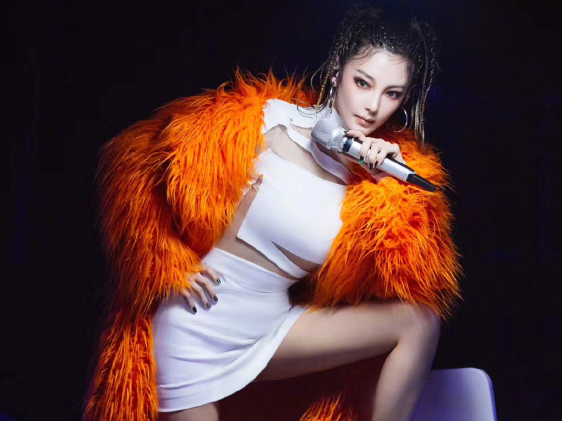 投票截止后,张雨绮亲友团陆续上线,李诞连她