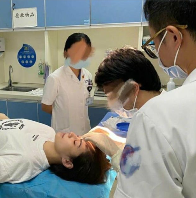 真留疤了!阿娇复工超敬业戴帽子口罩遮遮掩掩