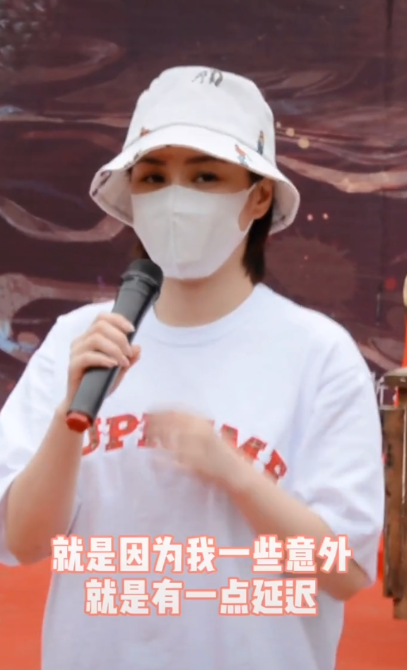 真留疤了!阿娇复工超敬业戴帽子口罩遮遮掩掩