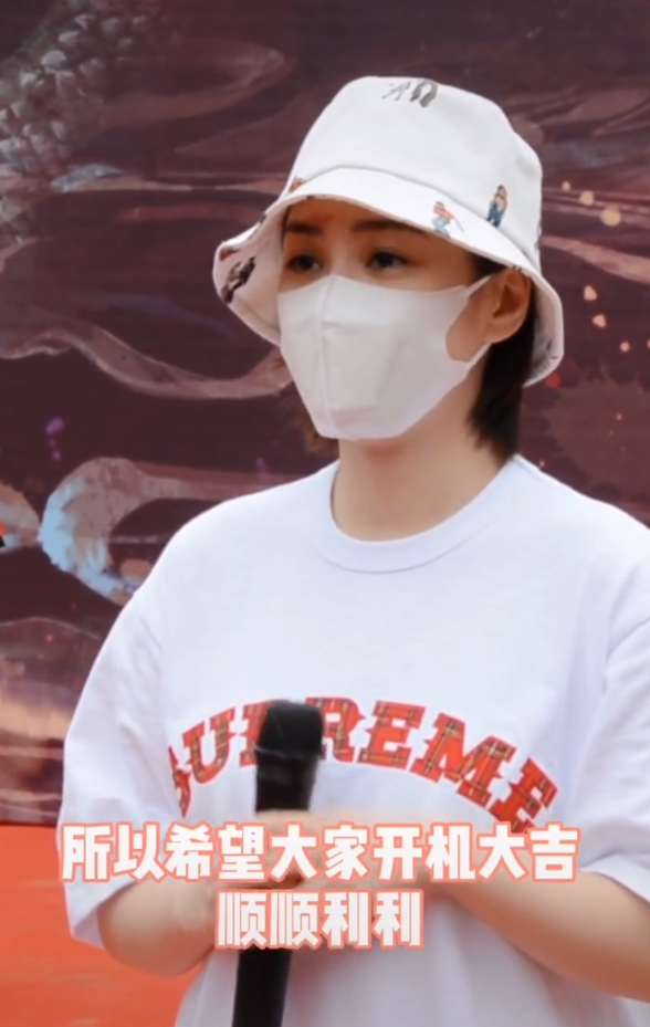 真留疤了!阿娇复工超敬业戴帽子口罩遮遮掩掩