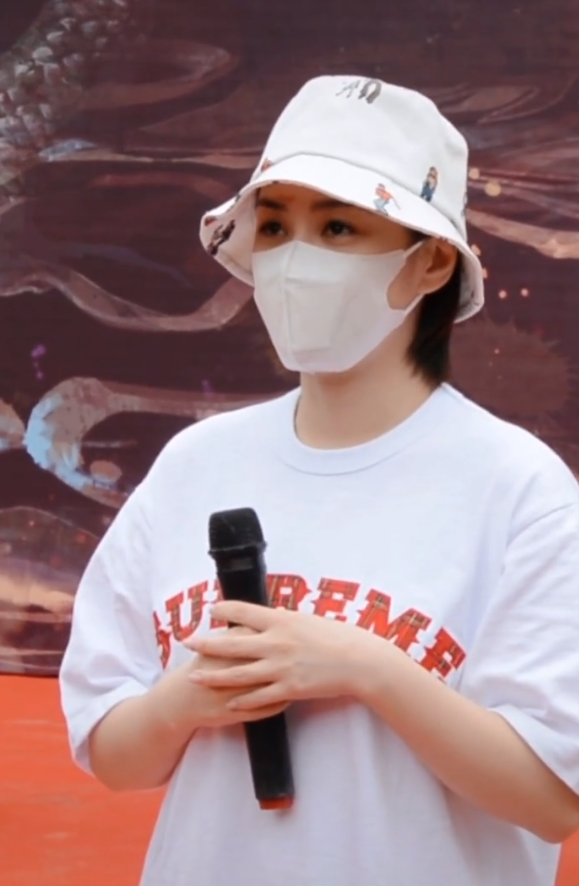 真留疤了!阿娇复工超敬业戴帽子口罩遮遮掩掩