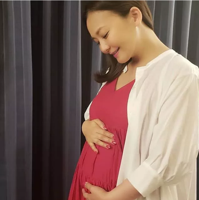 女星控诉保姆虐待儿子，今突发视频道歉，边哭