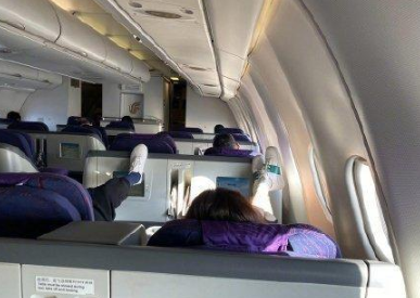 王珞丹郭京飞脚踩“文物”?官方回应:不是文