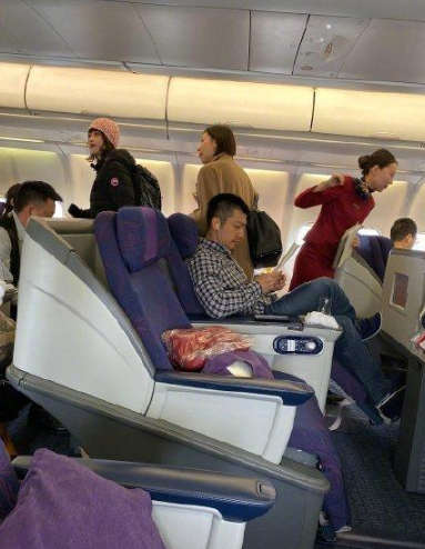 王珞丹郭京飞脚踩“文物”?官方回应:不是文