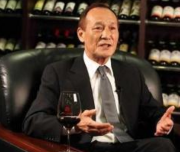 曾帮刘嘉玲摆平“绑架案”、夺回照片,今77岁陈